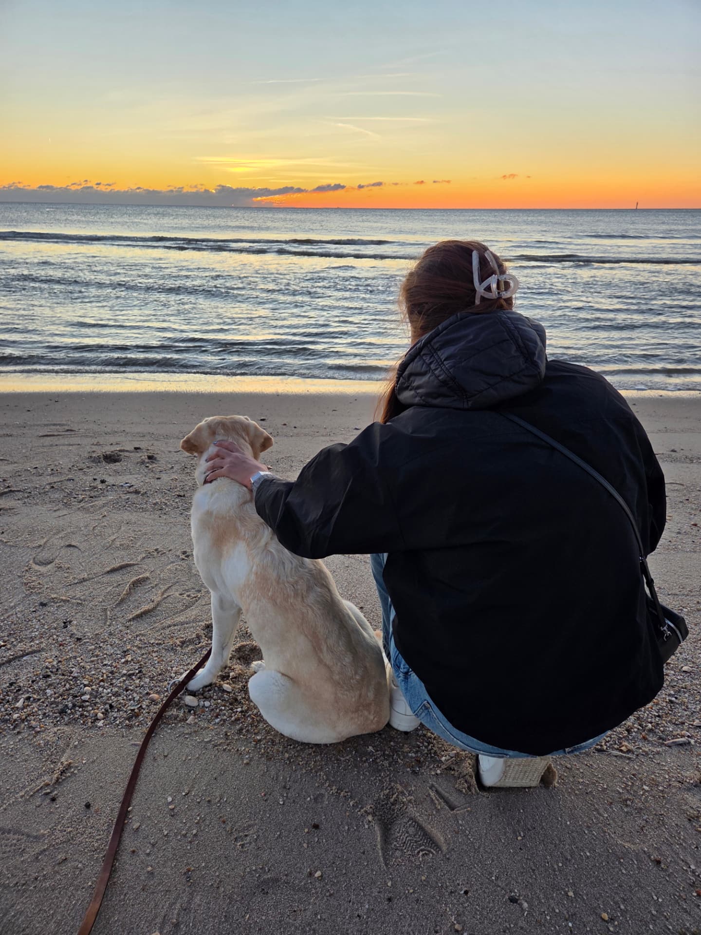 Nahla und ihre Begleitung am Meer