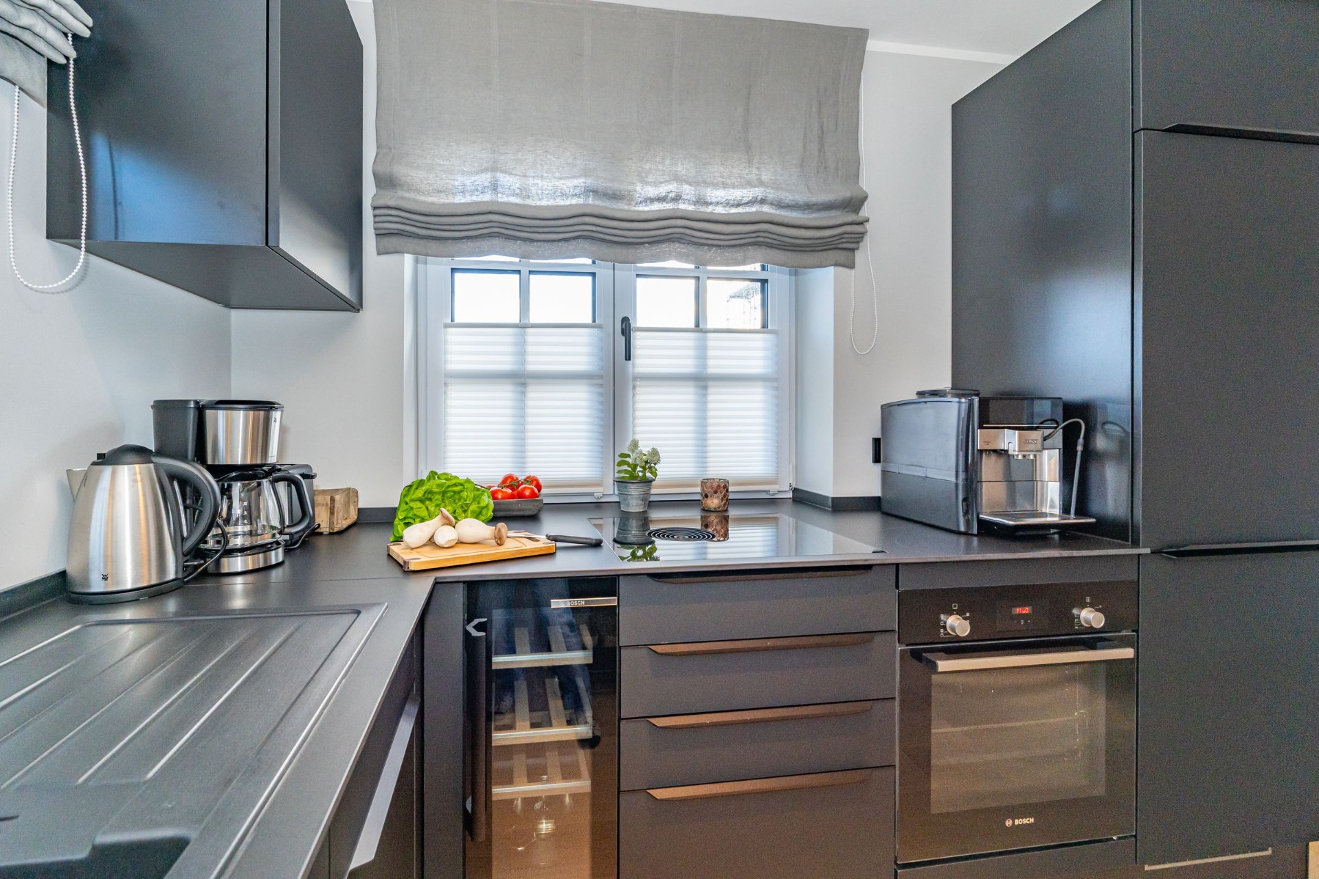 Küche mit kleinem Weinkühlschrank im Haus Marit