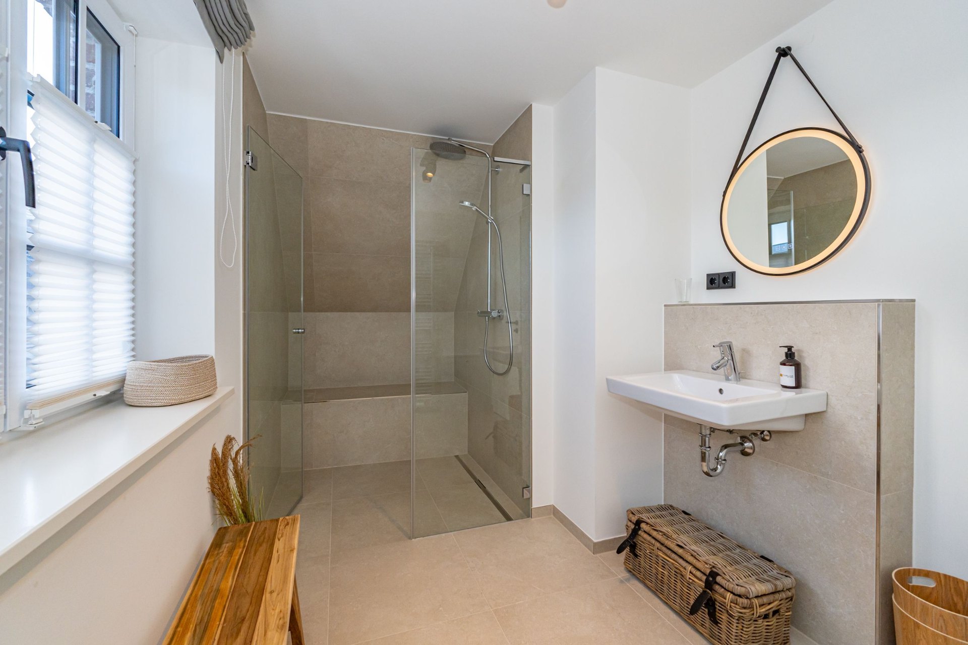 Badezimmer mit Dusche im Haus Marit